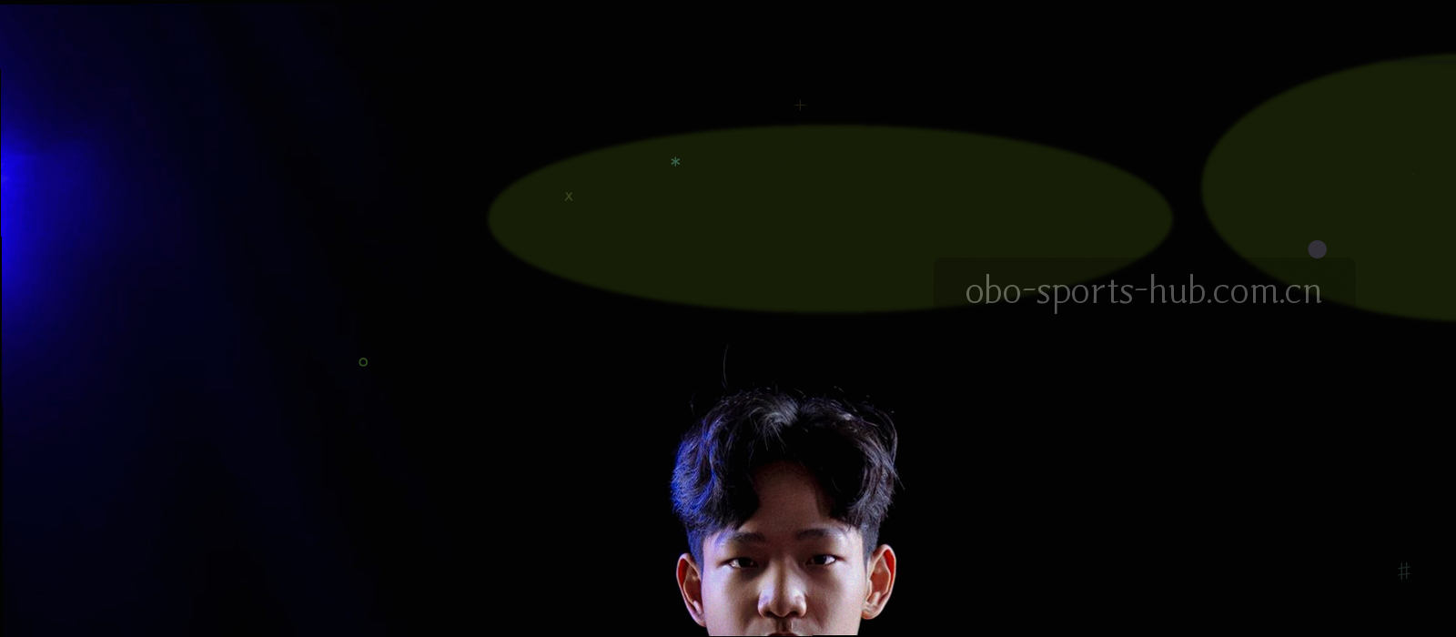 夜晚球场灯光下的空荡边线与白色界线，冷蓝调，橙色灯光晕染在草皮上